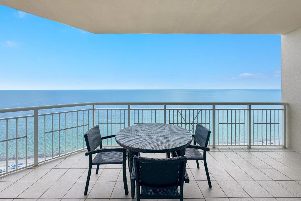 un tavolo e delle sedie su un balcone con vista sull'oceano di Indigo Unit 1701e a Pensacola