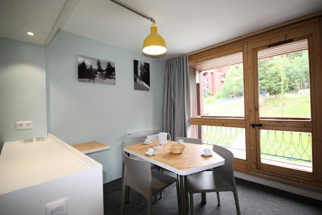 une petite salle à manger avec une table et une fenêtre dans l'établissement Résidence Thuria - Charmant 2 pièces 5 personnes MAE-5014, à Arc 1800