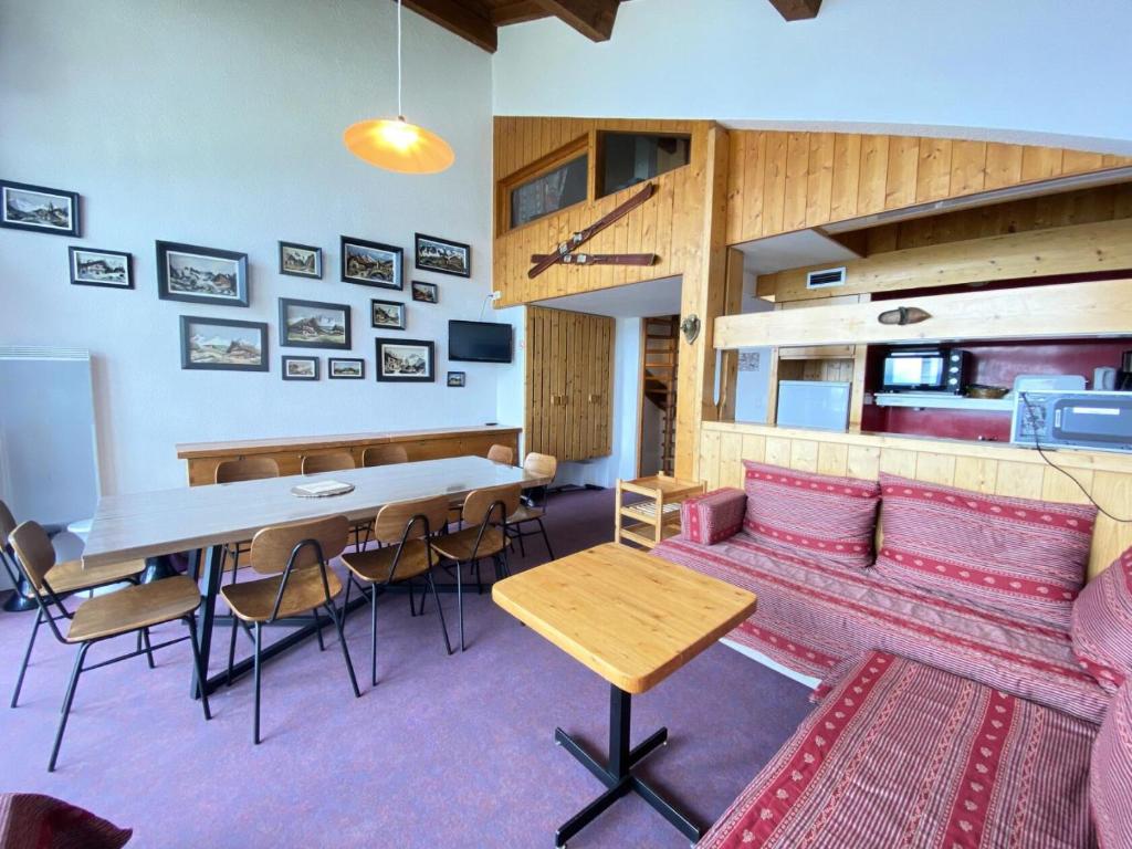 un salon avec un canapé et une table dans l'établissement Résidence Tournavelles 2 - Spacieux appartement 10 personnes front de neige MAE-5484, à Arc 1800