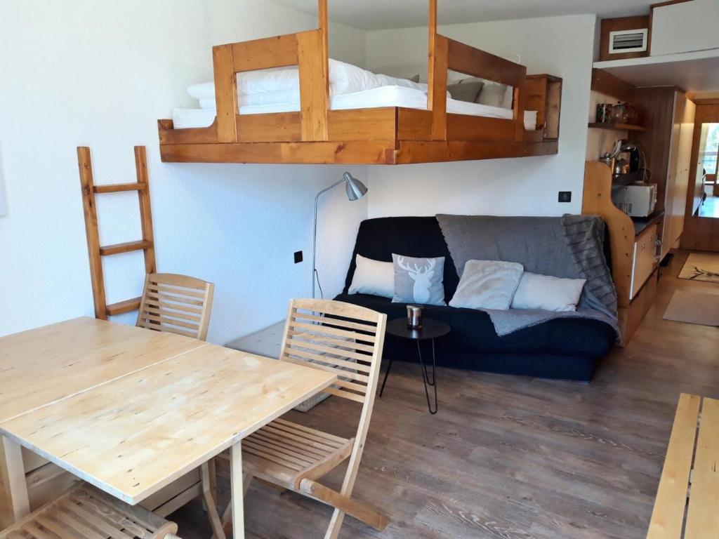 - un salon avec un canapé et des lits superposés dans l'établissement Résidence Miravidi - Studio 4 personnes centre station MAE-5404, à Arc 1800