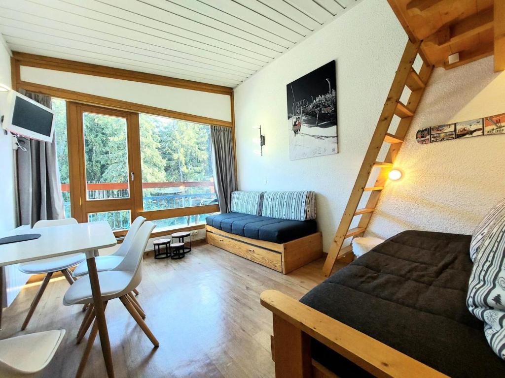 - une chambre avec un lit, un bureau et une échelle dans l'établissement Résidence Bellecote - Studio 5 personnes pied des pistes MAE-5674, à Arc 1800