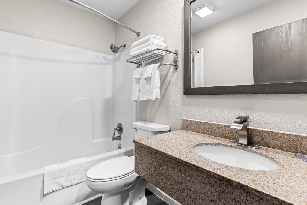 Quality Inn Oskaloosa - King Room - Non-Smoking