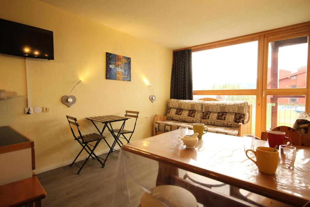 un salon avec une table et un canapé dans l'établissement Résidence Tournavelles 2 - Deux pièces 5 personnes front de neige MAE-5864, à Arc 1800