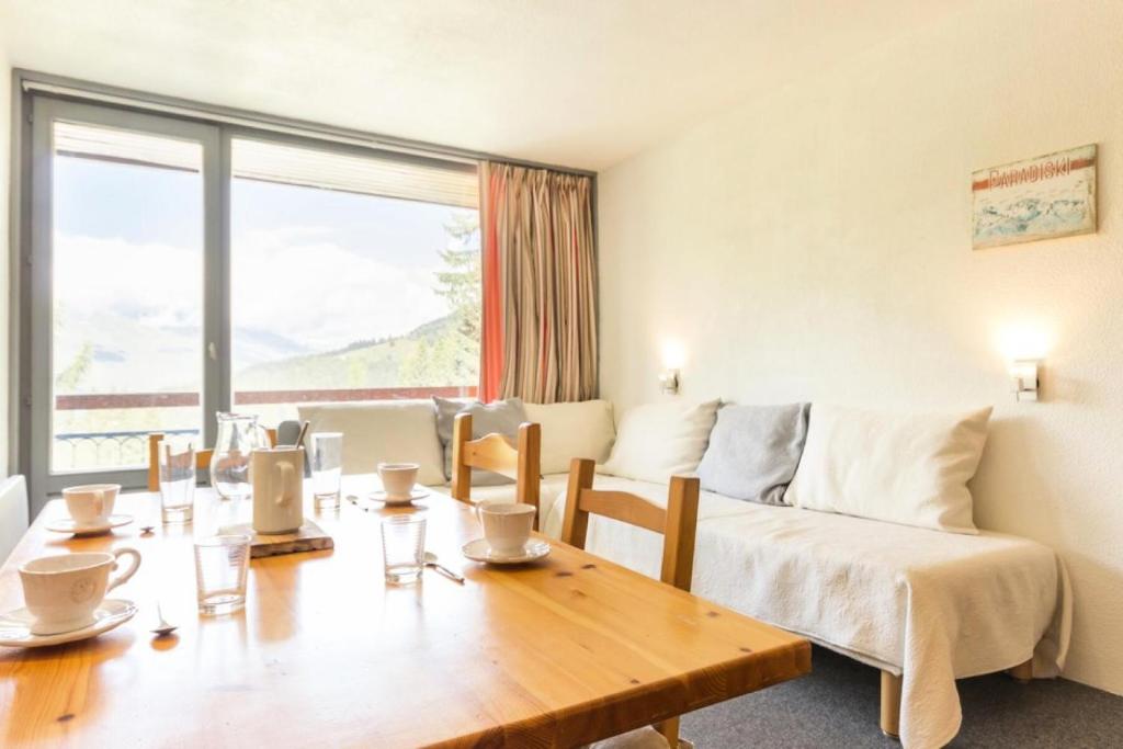 un salon avec une table et un canapé dans l'établissement Résidence Lauzieres - Studio 5 personnes pied des pistes MAE-5924, à Arc 1800