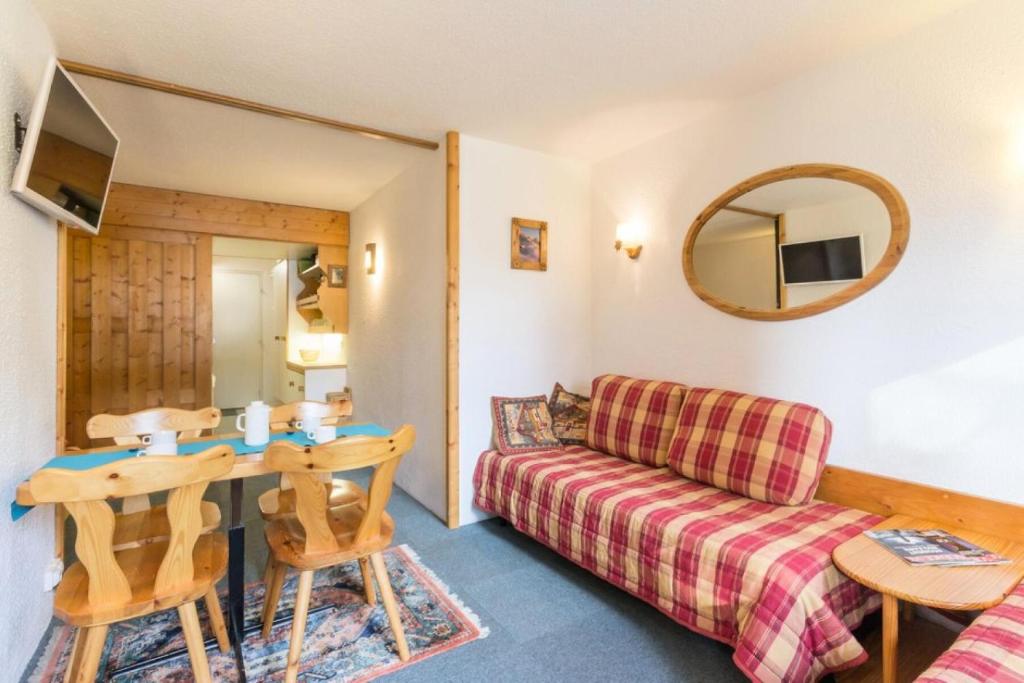 un salon avec un canapé et une table dans l'établissement Résidence Belles Challes - Studio 4 personnes pied des pistes MAE-5954, à Arc 1800
