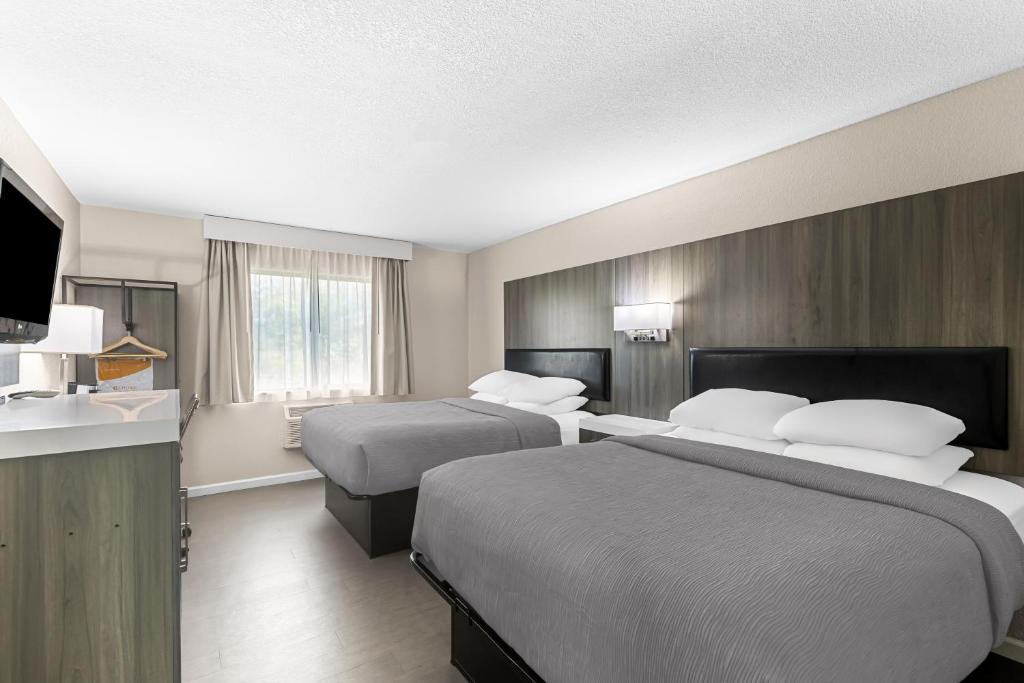 Quality Inn Oskaloosa - Queen Room With Two Queen Beds - Non-Smoking