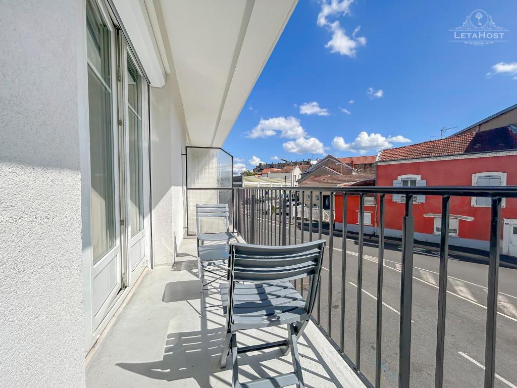 une paire de chaises assises sur un balcon dans l'établissement Balcon, Vue dégagée & Proche gare, à Vichy