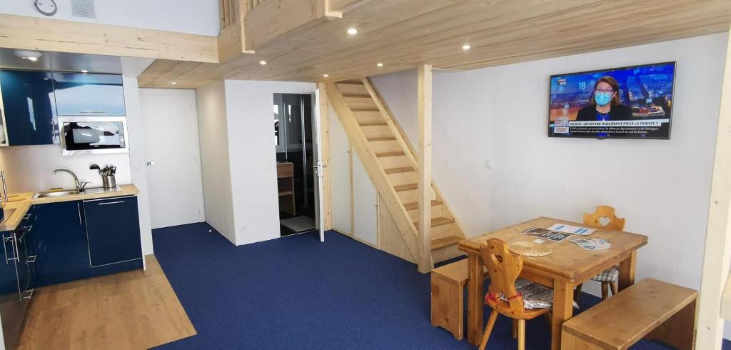 une pièce avec un escalier et une table et une cuisine dans l'établissement Résidence Tournavelles 2 - Deux pièces 5 personnes rénové front de neige MAE-6324, à Arc 1800