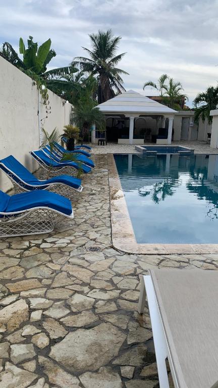 Bazén v ubytování ApartaHotel Dona Reyna Alojamientos en Santo Domingo a 5 min de Aeropuerto Internacional Las Américas nebo v jeho okolí