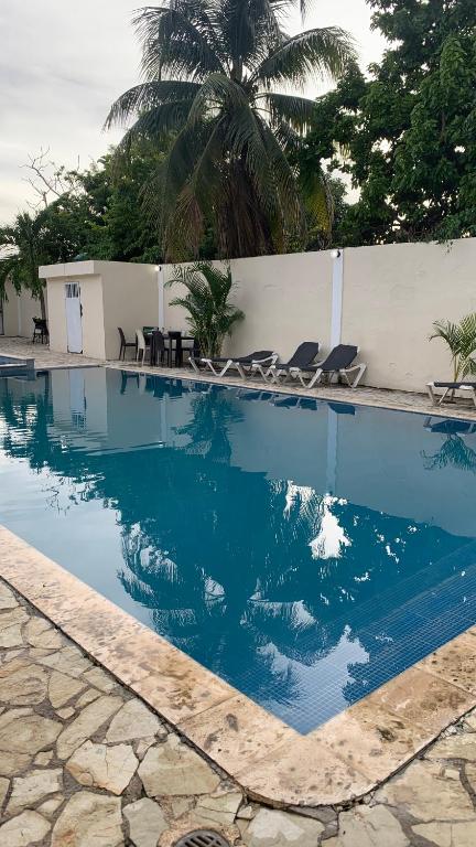Bazén v ubytování ApartaHotel Dona Reyna Alojamientos en Santo Domingo a 5 min de Aeropuerto Internacional Las Américas nebo v jeho okolí