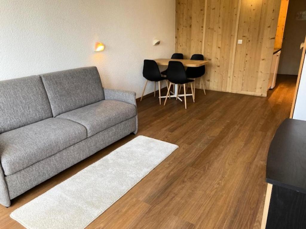un salon avec un canapé et une table dans l'établissement Résidence Bellecote - Studio 2 personnes pied des pistes MAE-2045, à Arc 1800