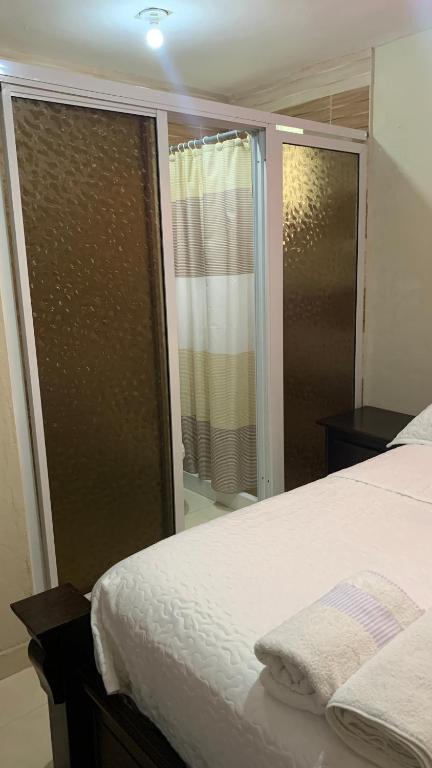 Postel nebo postele na pokoji v ubytování ApartaHotel Dona Reyna Alojamientos en Santo Domingo a 5 min de Aeropuerto Internacional Las Américas