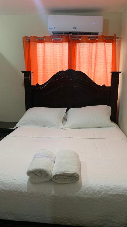 Postel nebo postele na pokoji v ubytování ApartaHotel Dona Reyna Alojamientos en Santo Domingo a 5 min de Aeropuerto Internacional Las Américas