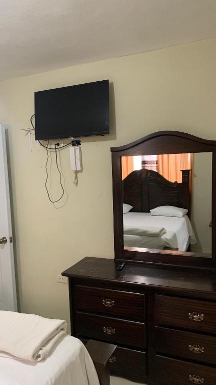 Postel nebo postele na pokoji v ubytování ApartaHotel Dona Reyna Alojamientos en Santo Domingo a 5 min de Aeropuerto Internacional Las Américas