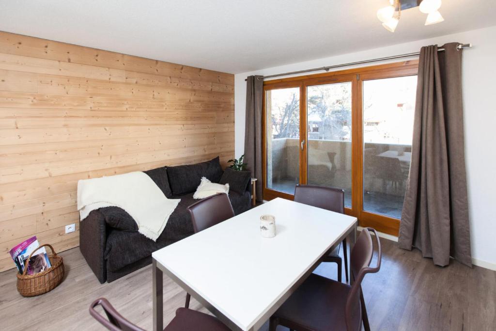 un salon avec un canapé et une table dans l'établissement Résidence Signal Du Prorel - Studio avec casier à skis · Au pied des pistes · Wifi gratuit MAE-0324, à Briançon