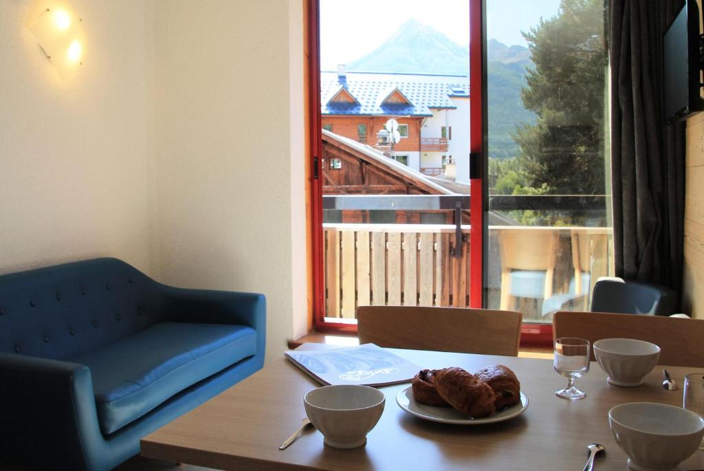 d'une table avec une assiette de nourriture au-dessus dans l'établissement Résidence Relais De La Guisane - Appartement lumineux · Proche des remontées mécaniques · coin montagne MAE-0334, à Briançon