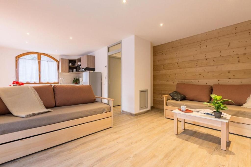 un salon avec un canapé et une table dans l'établissement Résidence Signal Du Prorel - Appartement rénové · Proche des pistes · Wifi gratuit & terrasse MAE-0394, à Briançon