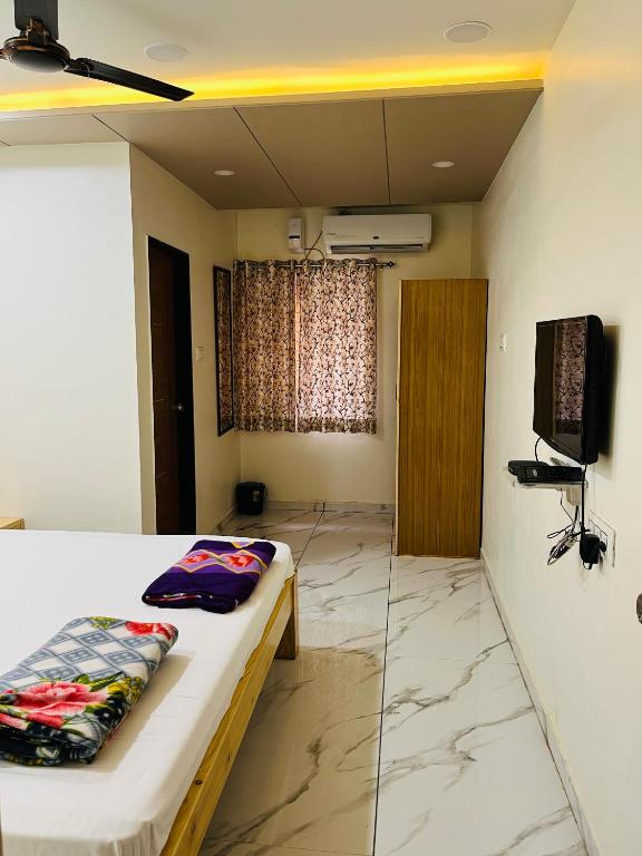TV a/nebo společenská místnost v ubytování Shree Vinayak Home Stay