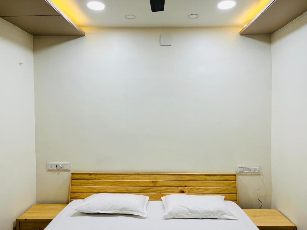 Postel nebo postele na pokoji v ubytování Shree Vinayak Home Stay