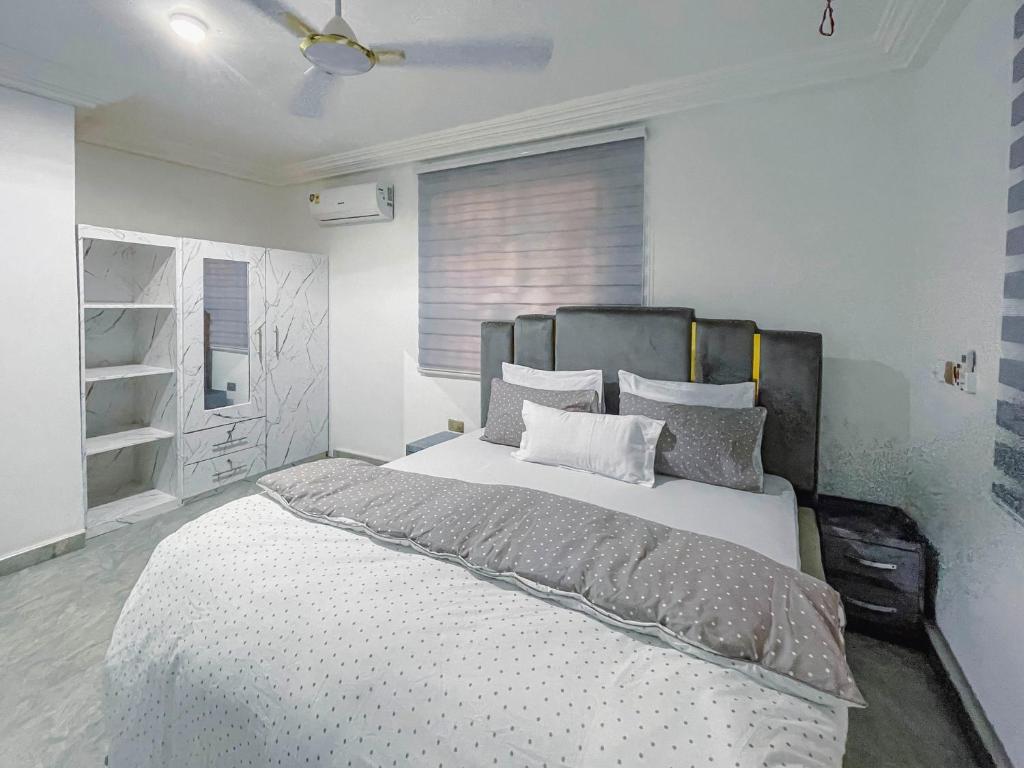 Llit o llits en una habitació de Caroline Apartment