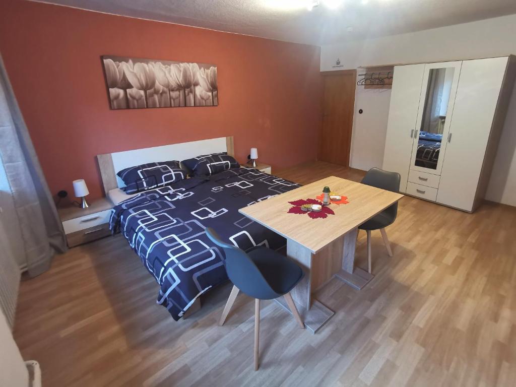 Postel nebo postele na pokoji v ubytování Pension am Kirchberg - Zimmer 1