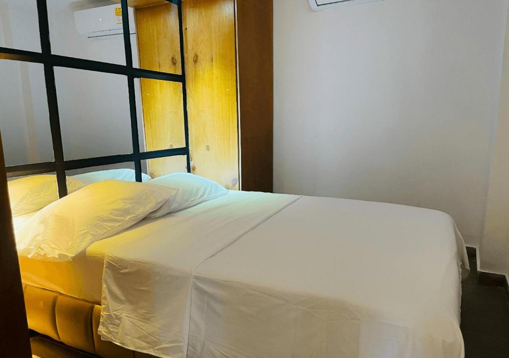 Postel nebo postele na pokoji v ubytování Apartaestudios Calle 76