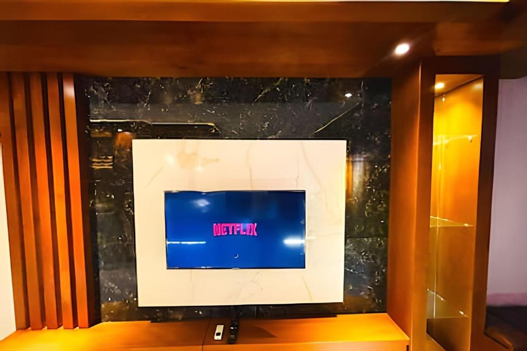 TV a/nebo společenská místnost v ubytování Apartaestudios Calle 76