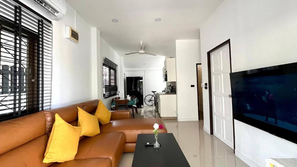 TV a/nebo společenská místnost v ubytování Baiyok 10 - Single Home with 2 bedrooms plus 2 bathrooms Near Kathu Waterfall