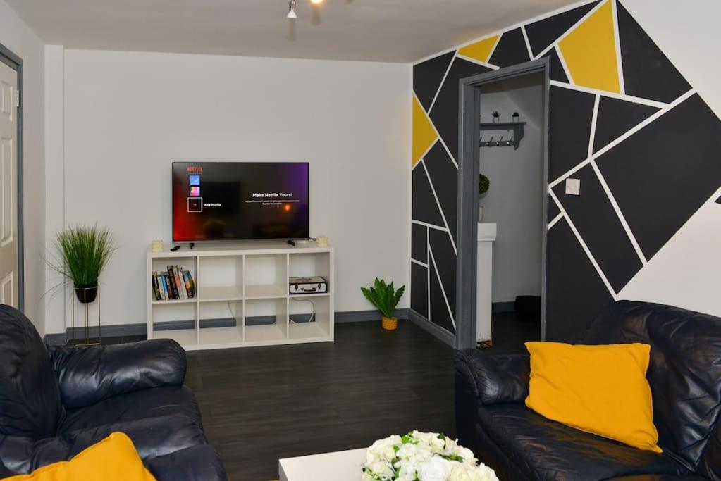 Televisyen dan/atau pusat hiburan di Perfect for contractors, TVs in every bedroom