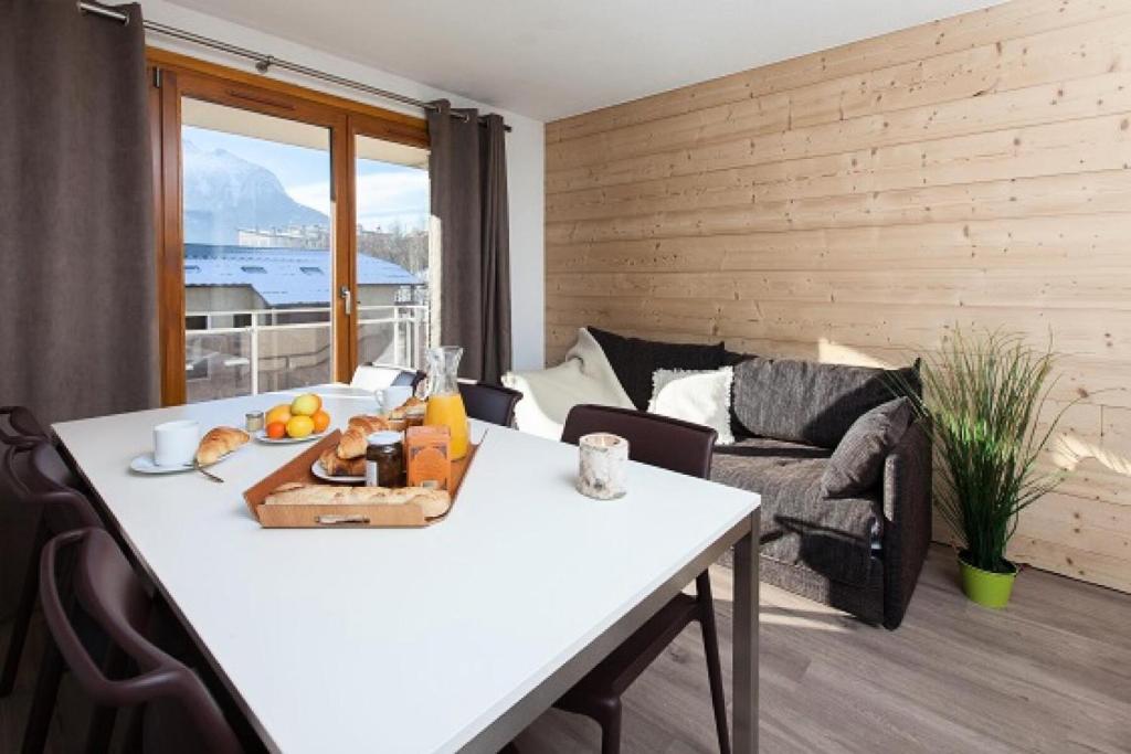 - un salon avec une table et des fruits dans l'établissement Résidence Signal Du Prorel - Studio lumineux et rénové · Proche des pistes · Casier à skis et wifi gratuit MAE-0794, à Briançon