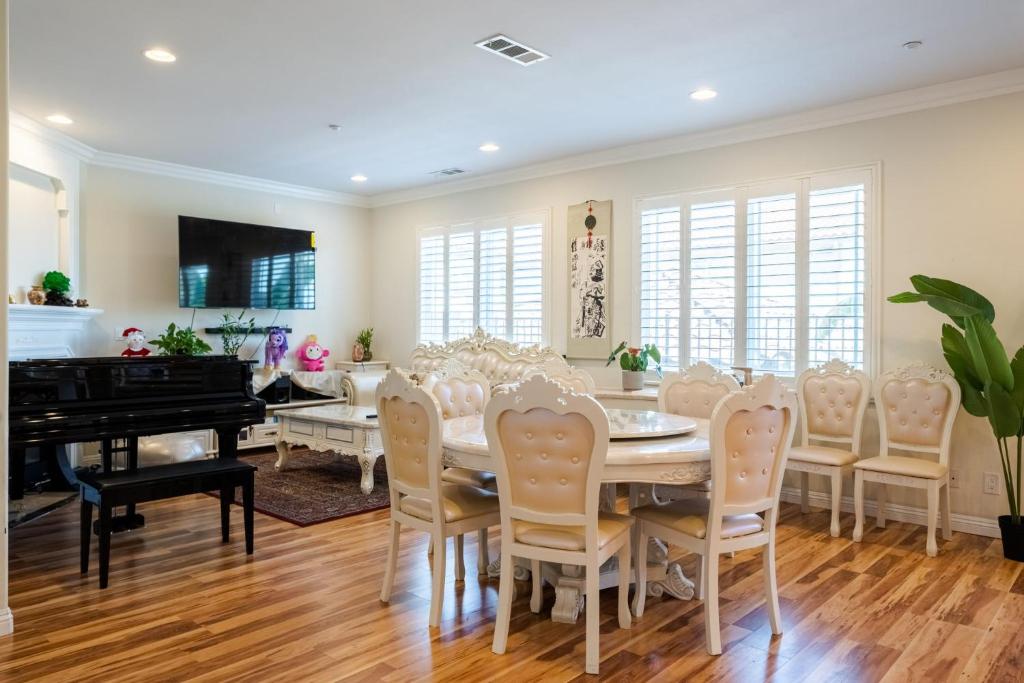 a dining room with a table and chairs and a piano at 17-19ppl BTW Dsny Hllywd GarageParking Yard Grill in Monterey Park