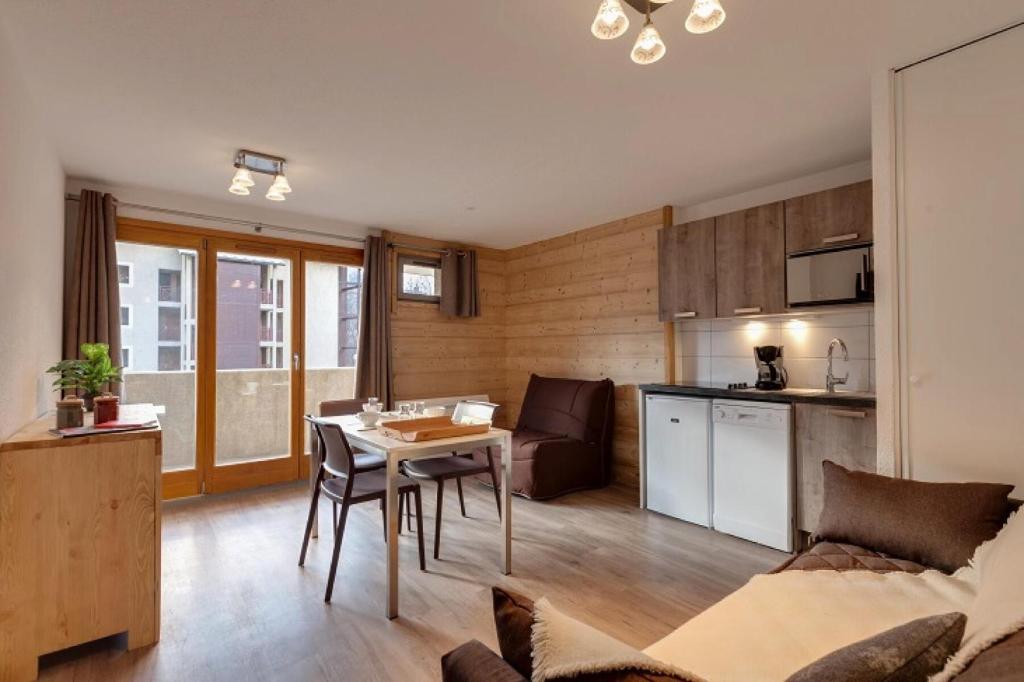 Kuchyň nebo kuchyňský kout v ubytování Résidence Signal Du Prorel - Studio entièrement rénové · Au pied des pistes · Au pied des pistes MAE-1014