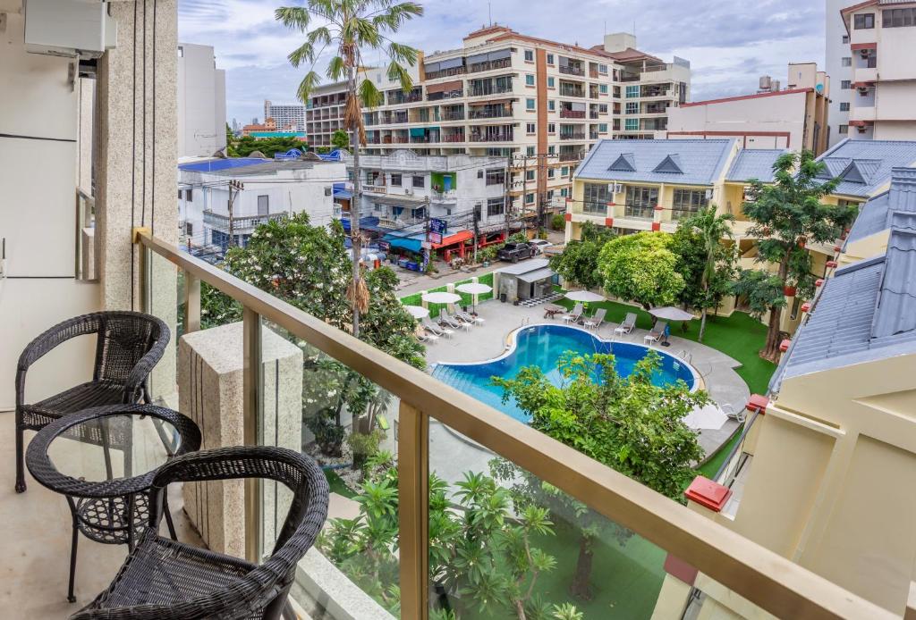 Mermaid Beach Resort - Suite With Pool View
