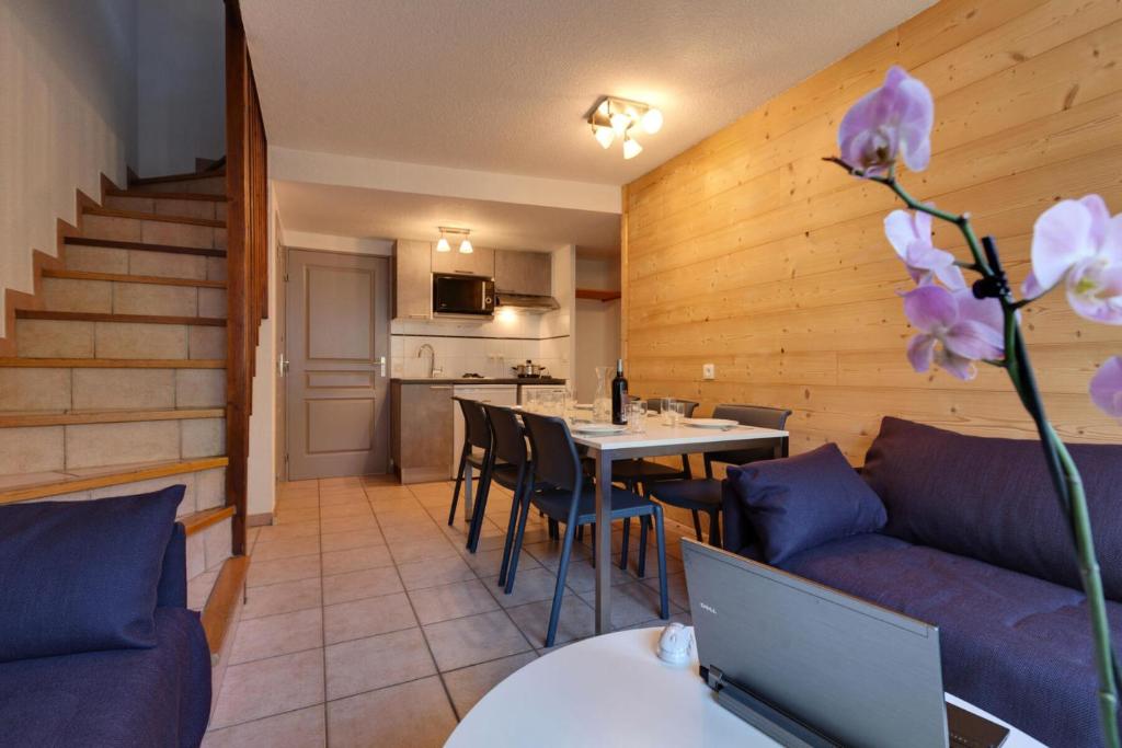 un salon avec un canapé et une table dans l'établissement Chalets Jardin Alpin - Chalet mitoyen triplex tout confort · Accès pistes par navette · WIFI gratuit · Terrasse · Vue dégagée MAE-4764, à La Salle Les Alpes