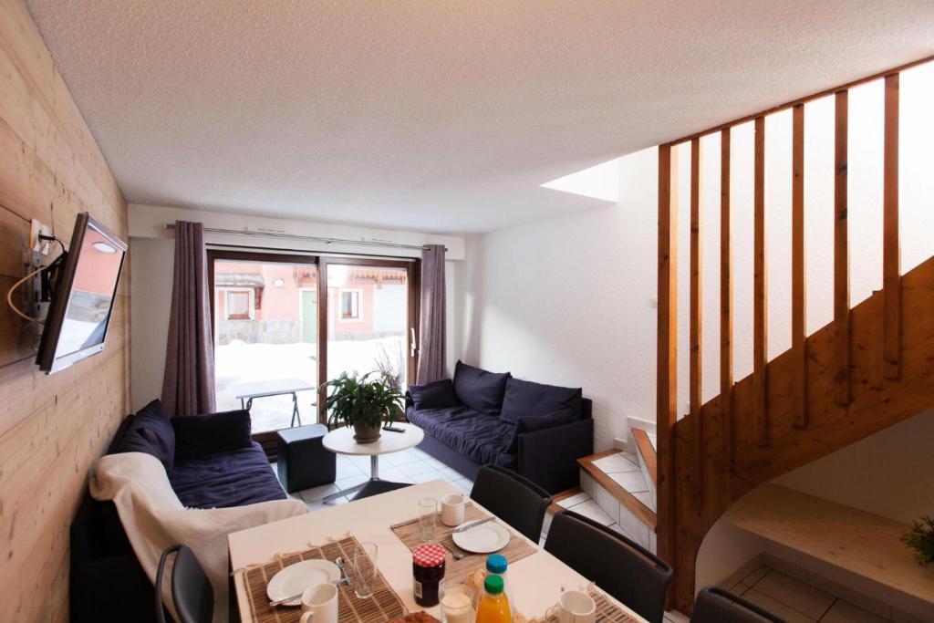 un salon avec un canapé et une table dans l'établissement Chalets Jardin Alpin - Chalet mitoyen triplex · Accès pistes par navette · Wifi gratuit MAE-4954, à La Salle Les Alpes