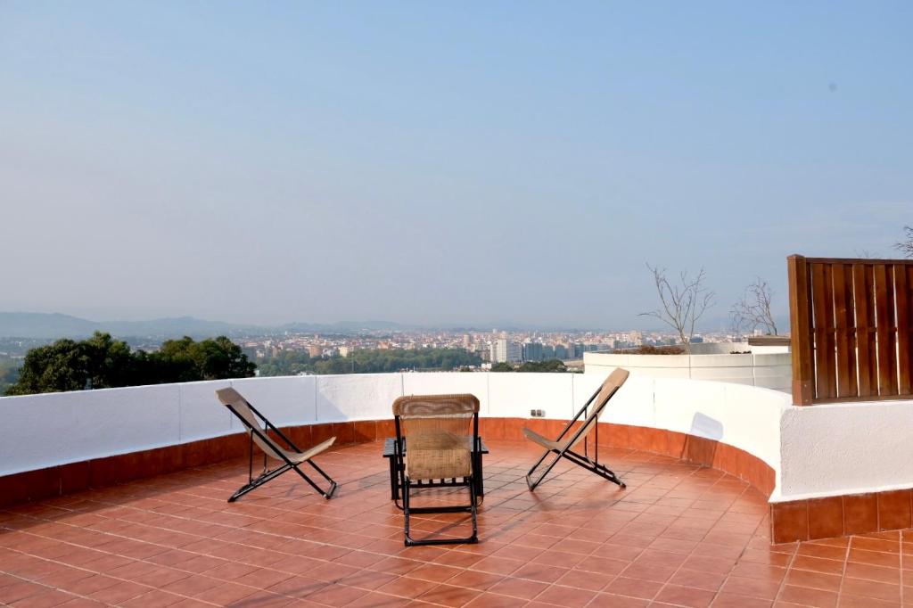 two chairs and a table on a roof at Las Terrazas de la Provi, Mejores Vistas in Gijón