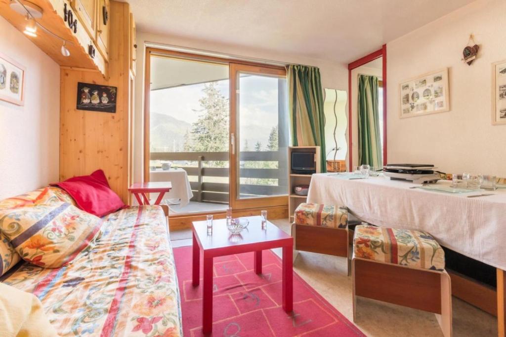 un salon avec un canapé et une table dans l'établissement Résidence Le Valaisan I - Appartement 2 pièces de 32 m² pour 4 personnes MAE-7874, à Montvalezan