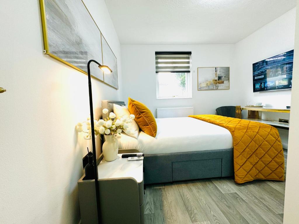 Ensuite Luxury Bedroom In Purfleet - Housity