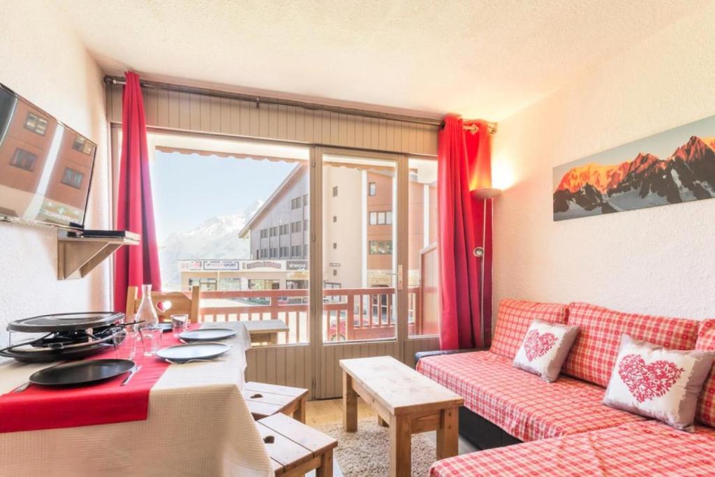 un salon avec un canapé et une table dans l'établissement Les Chalets De La RosiÈre - Studio de 25m² pour 4 personnes MAE-8004, à Montvalezan
