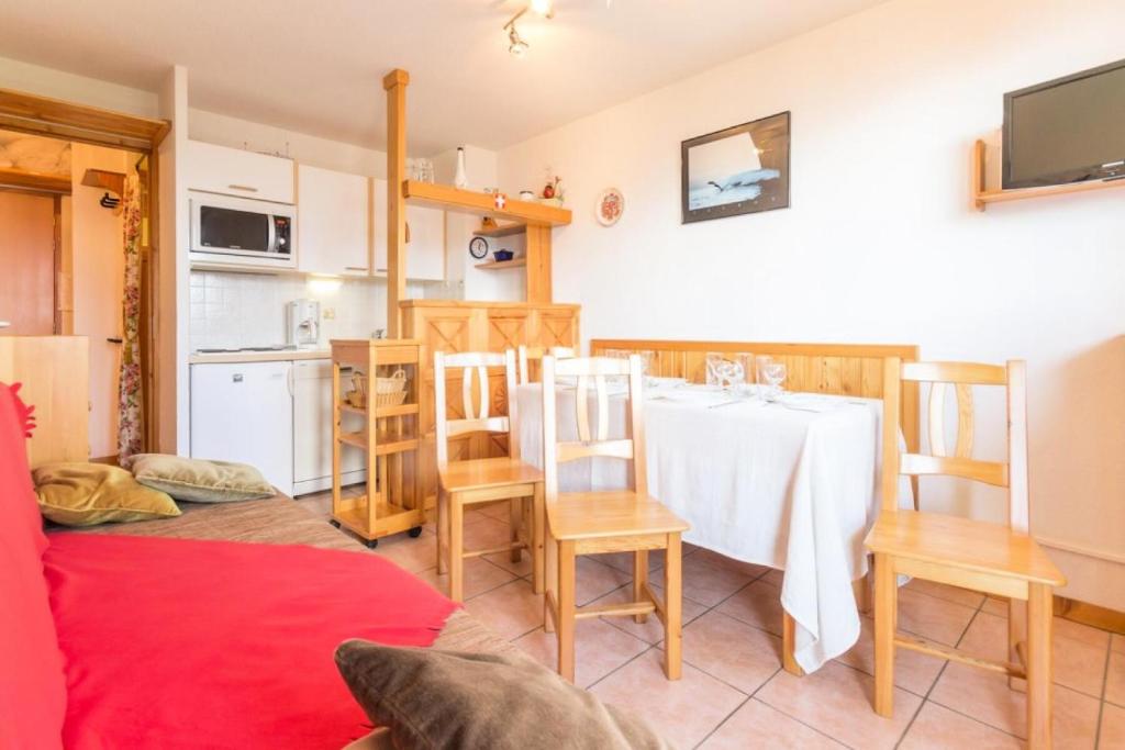 une cuisine et un salon avec une table et des chaises dans l'établissement Résidence Les Niverolles - Appartement 2 pièces,coin montagne, de 30m²,6 pers MAE-8084, à Montvalezan