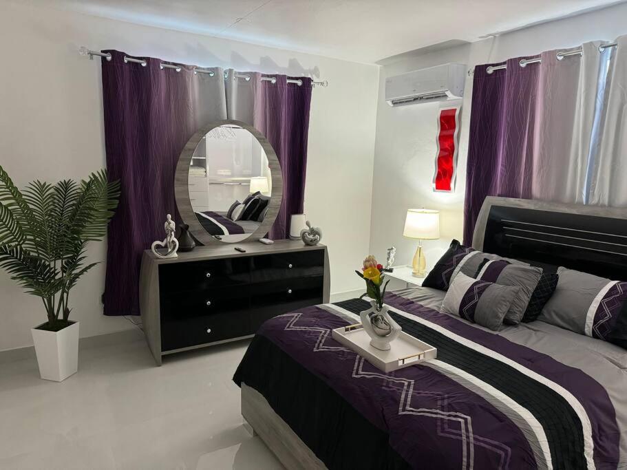 Postel nebo postele na pokoji v ubytování Casa Mi Luz Ilumina tu Estancia con Elegancia y Confort en San Juan