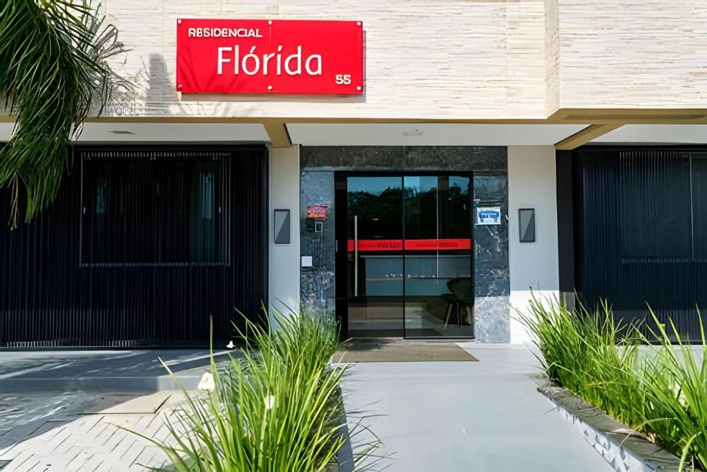 uma porta da frente de um hotel com um sinal vermelho em Residencial Flórida I em Bombinhas