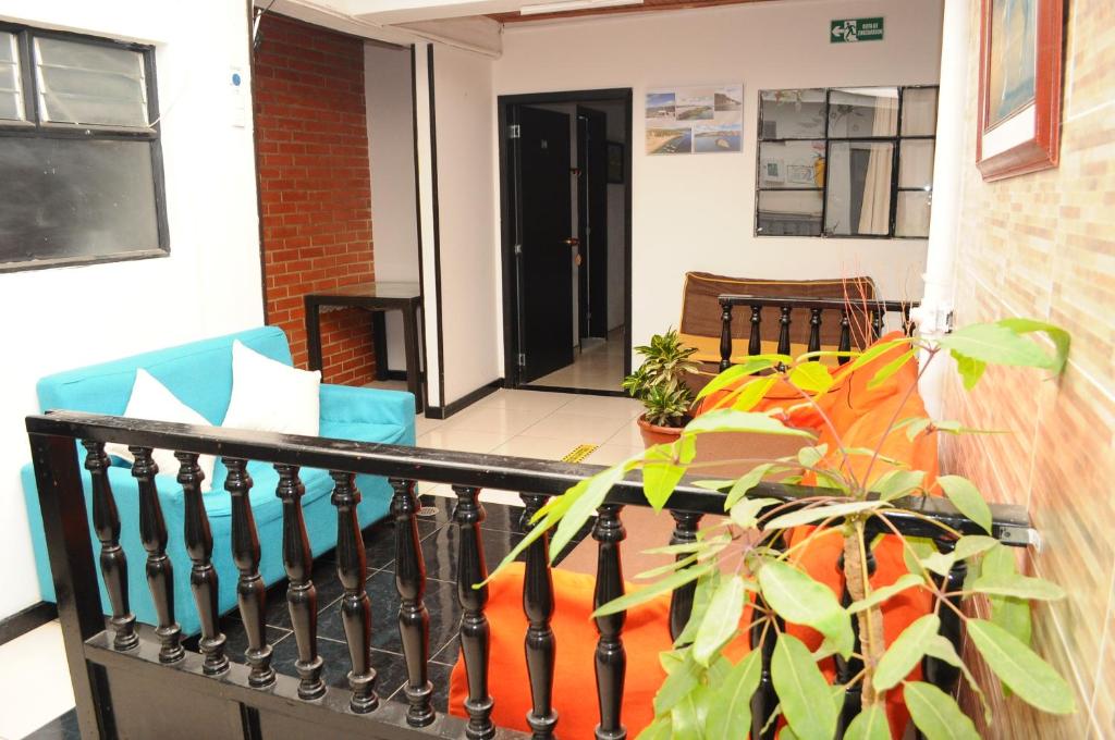 阿基塔尼亚Hotel Guaquira Real的阳台配有沙发和椅子。