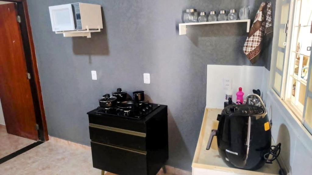 a kitchen with a stove and a sink at Residencial Carvalho AP 1 in Torto