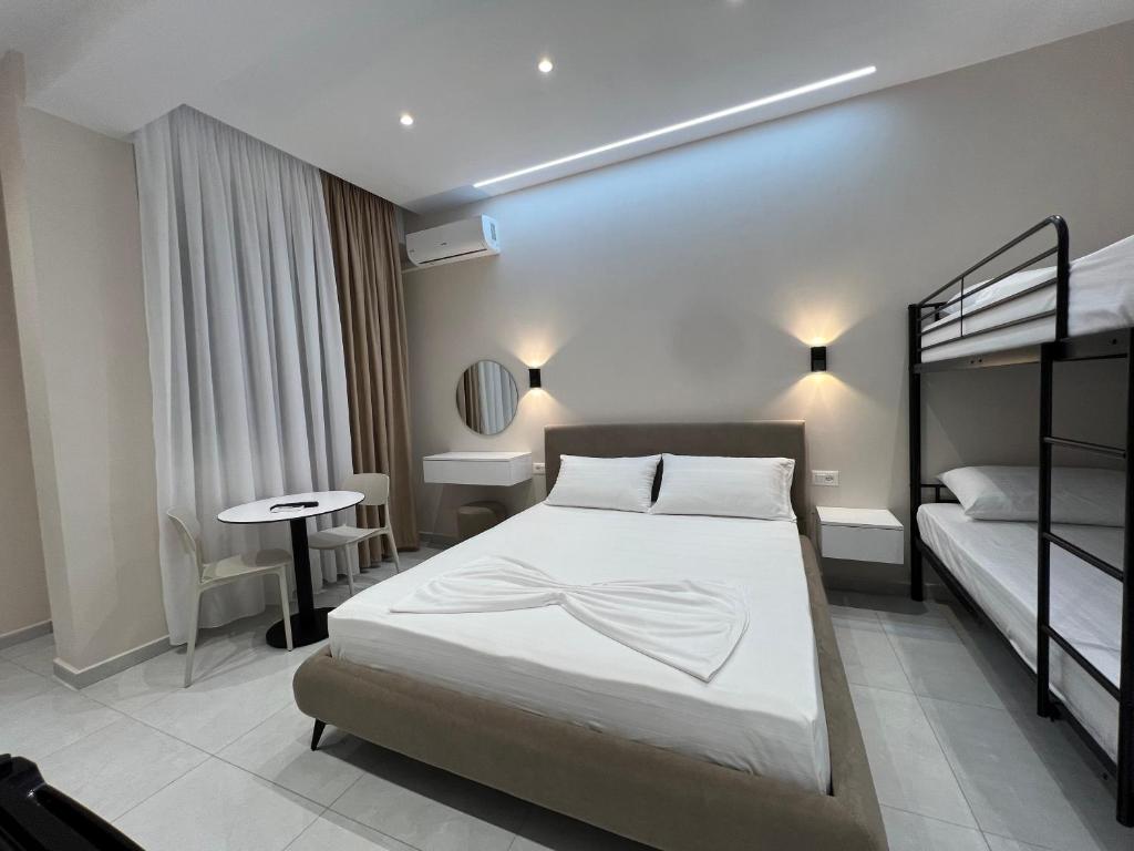 Postel nebo postele na pokoji v ubytování Aloju Rooms