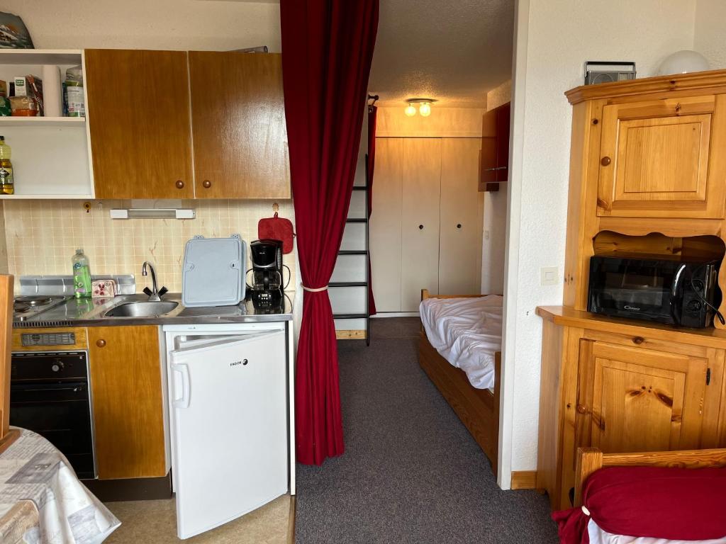 une cuisine avec un évier et une chambre avec un lit dans l'établissement Le Valesclo au Chamois, à Risoul