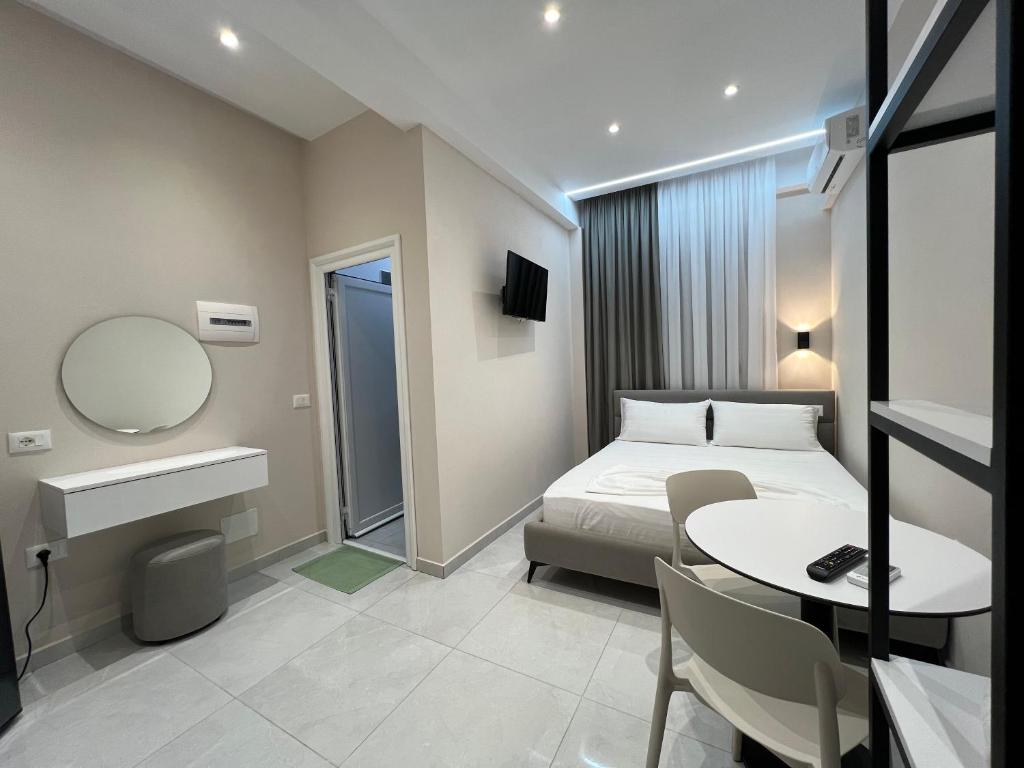 Postel nebo postele na pokoji v ubytování Aloju Rooms