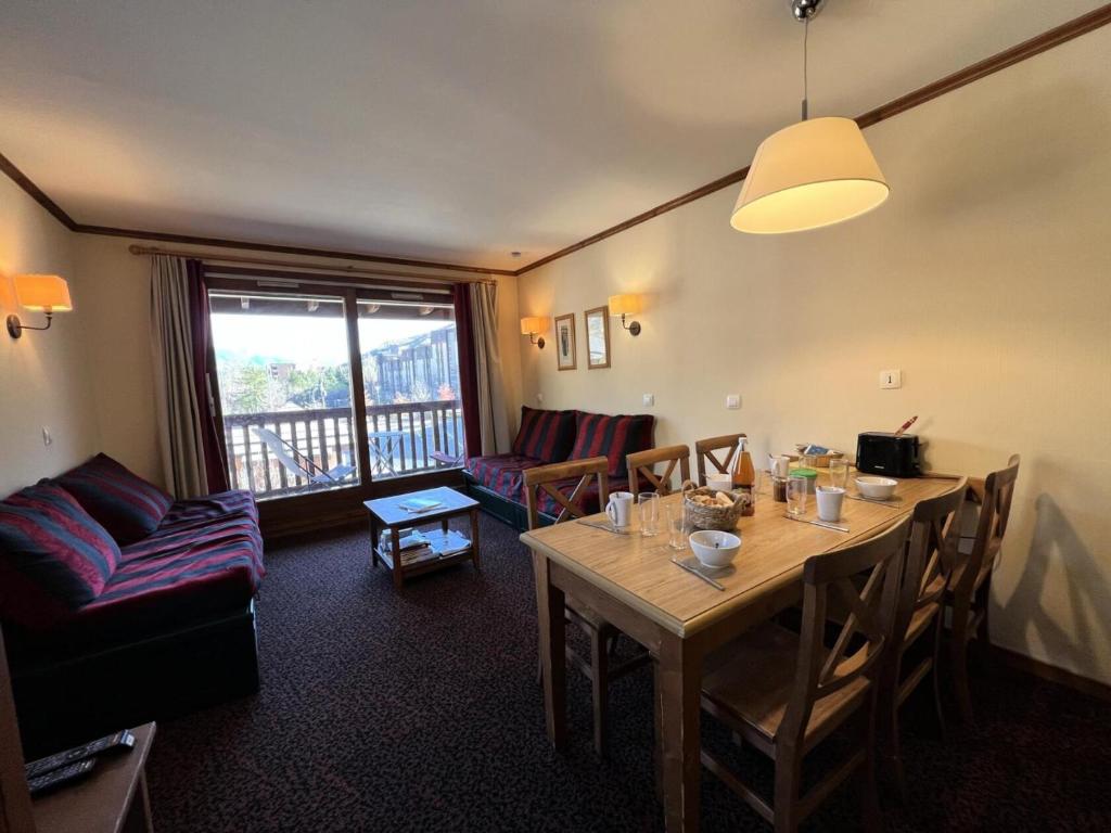 un salon avec une table et un canapé dans l'établissement Résidence Alpaga - Appartement confortable · Proche des pistes · Balcon Est MAE-8314, à La Salle Les Alpes
