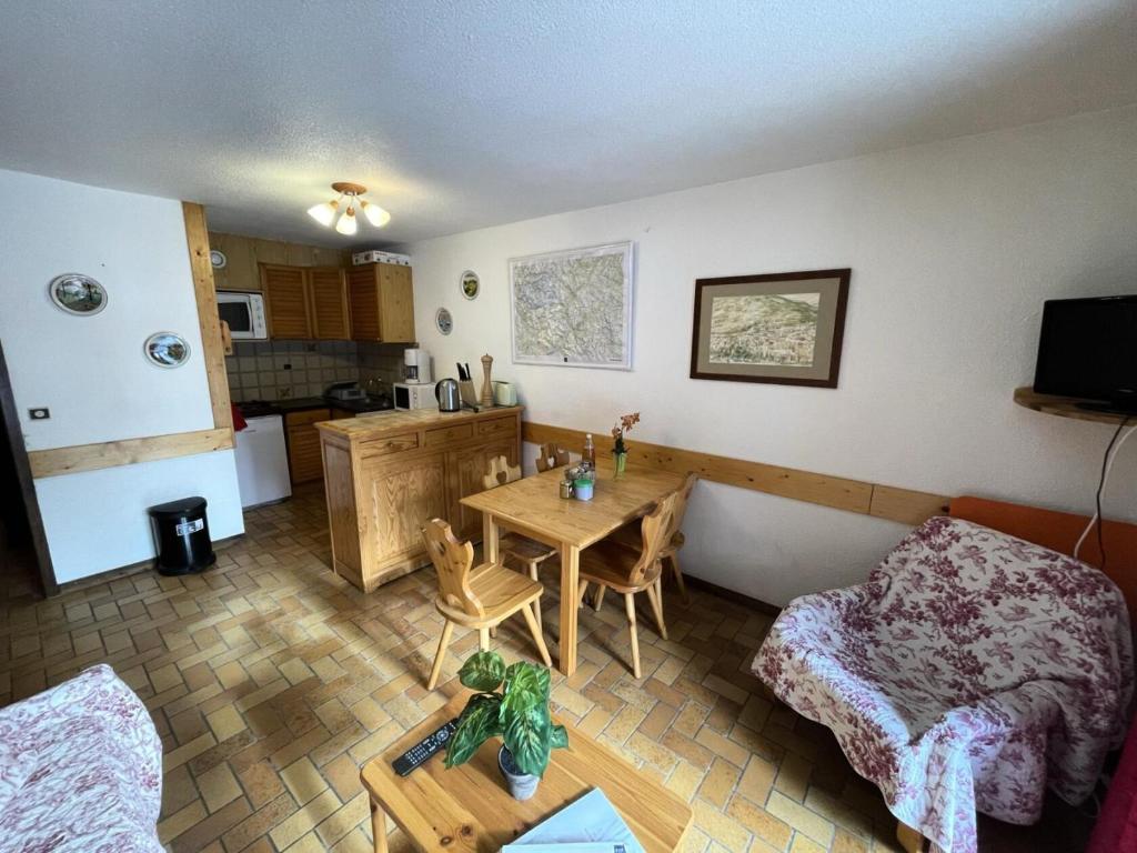 a living room with a table and a kitchen at Résidence Gardiole 3 - Appartement · Centre village · Vue montagne MAE-4144 in Le Monêtier-les-Bains