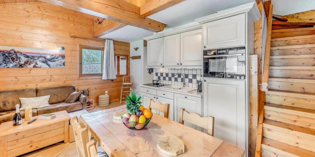 une cuisine et une salle à manger avec une table dans une cabine dans l'établissement Résidence Les Alpages - 3 Pièces pour 6 Personnes MAE-7404, à Champagny-en-Vanoise